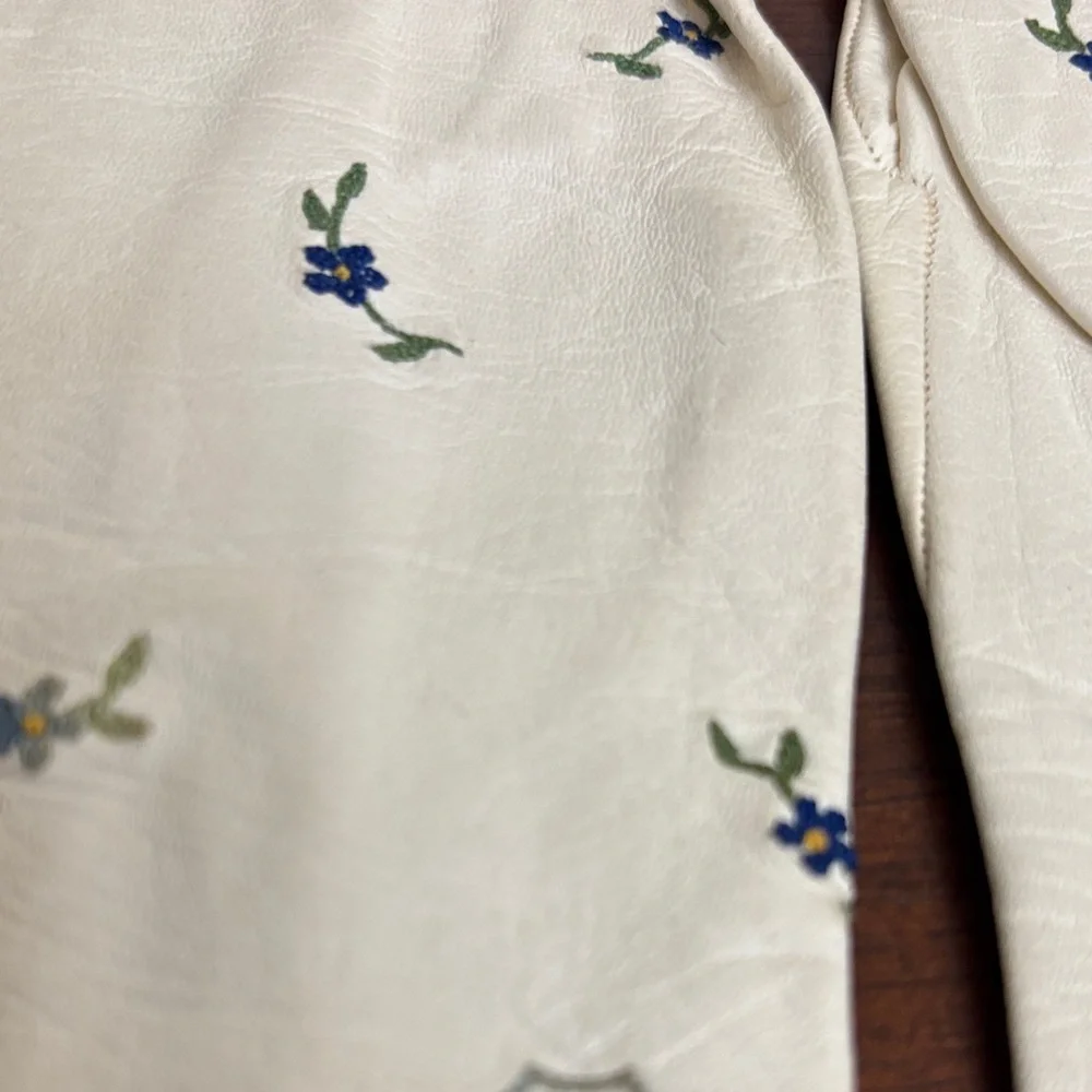Embroidered Soft Leather embroidered gloves off white size small Vintage